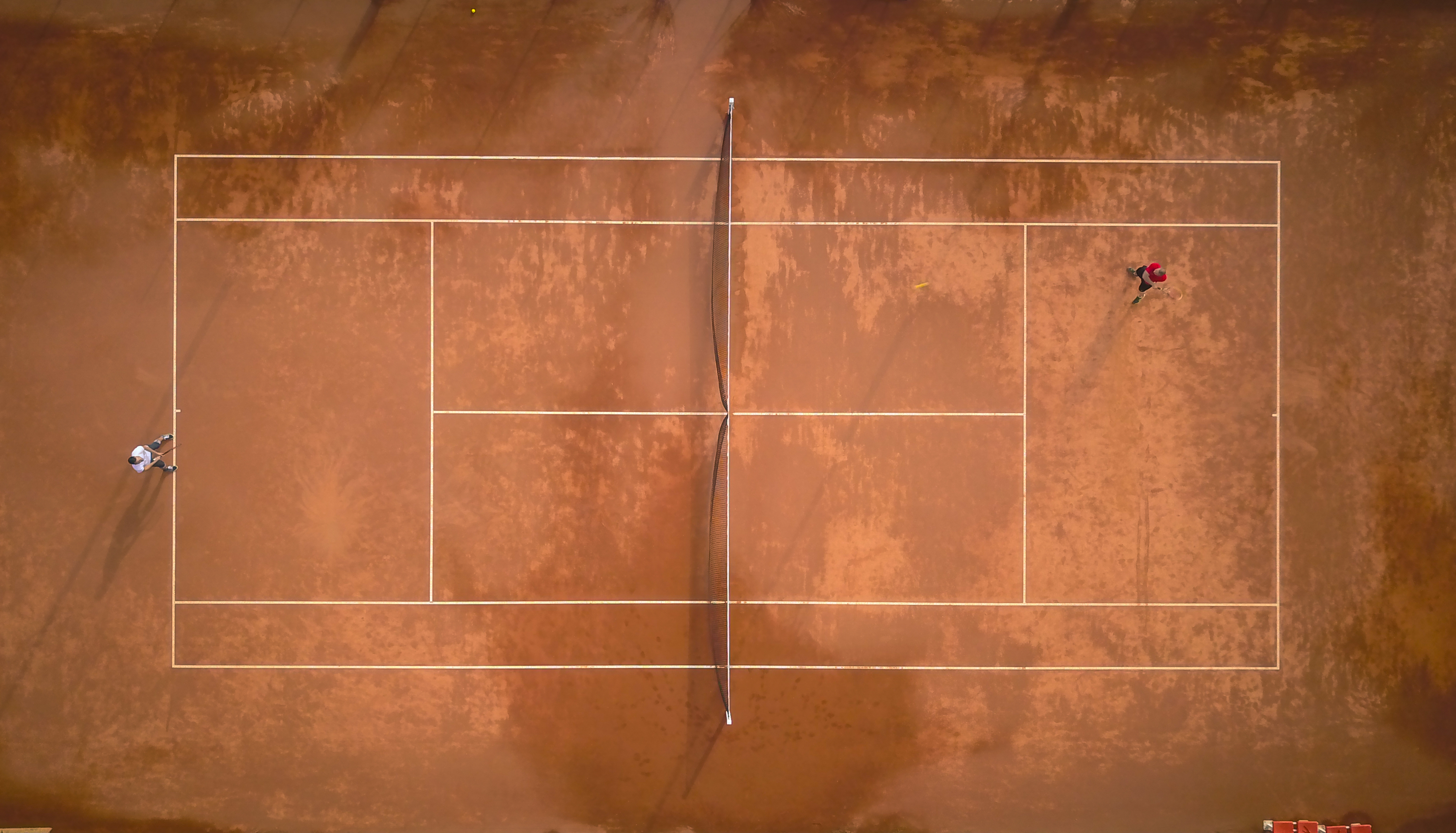 vista aérea de pista de tenis de tierra batida